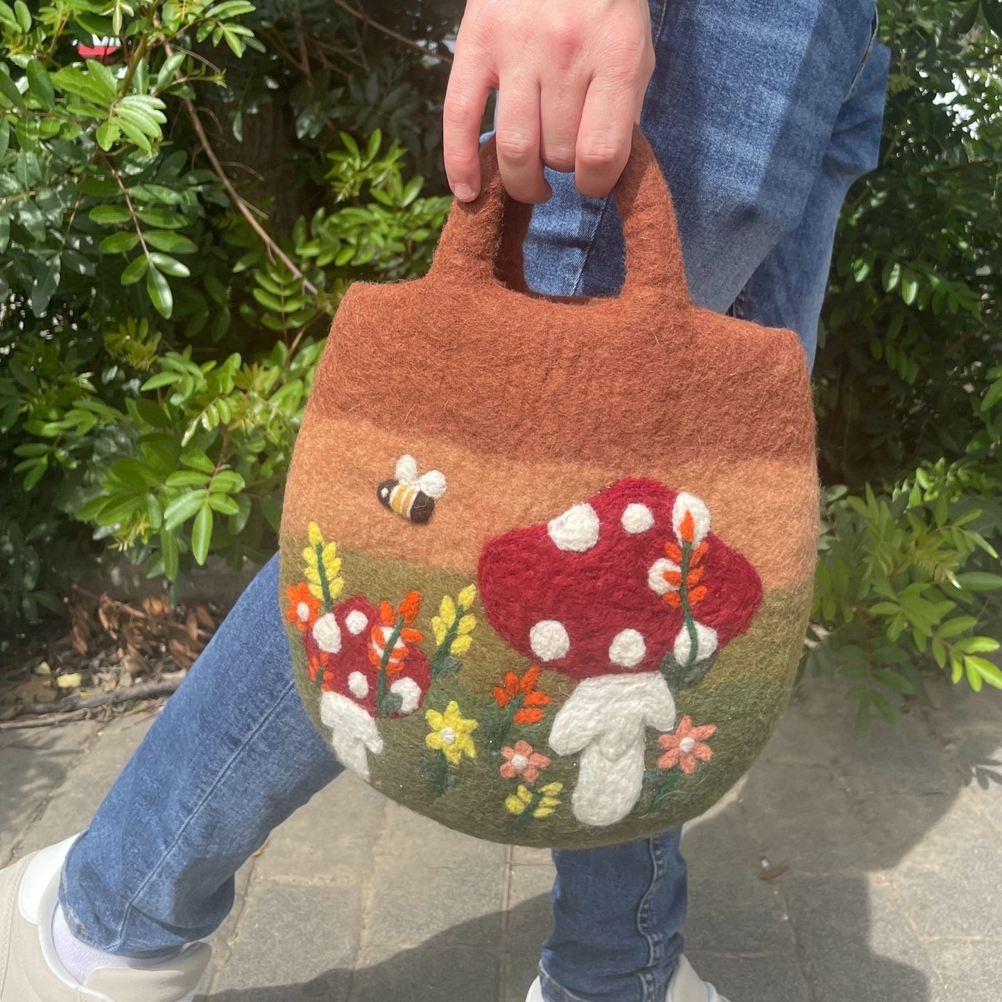 Filztasche 'Pilzgarten' – Handgefertigtes Natur-Unikat aus Wolle, 35 x 27 cm