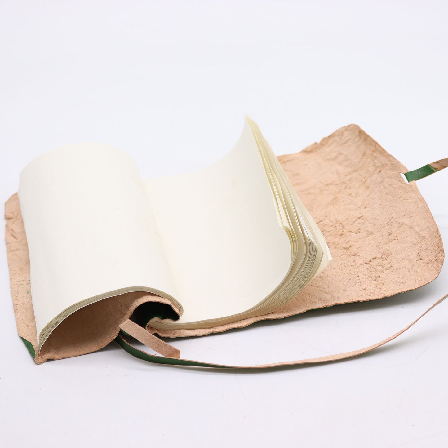 Reisenotizbuch aus gerolltem Leder in Grün – 96 Seiten, 21x15 cm