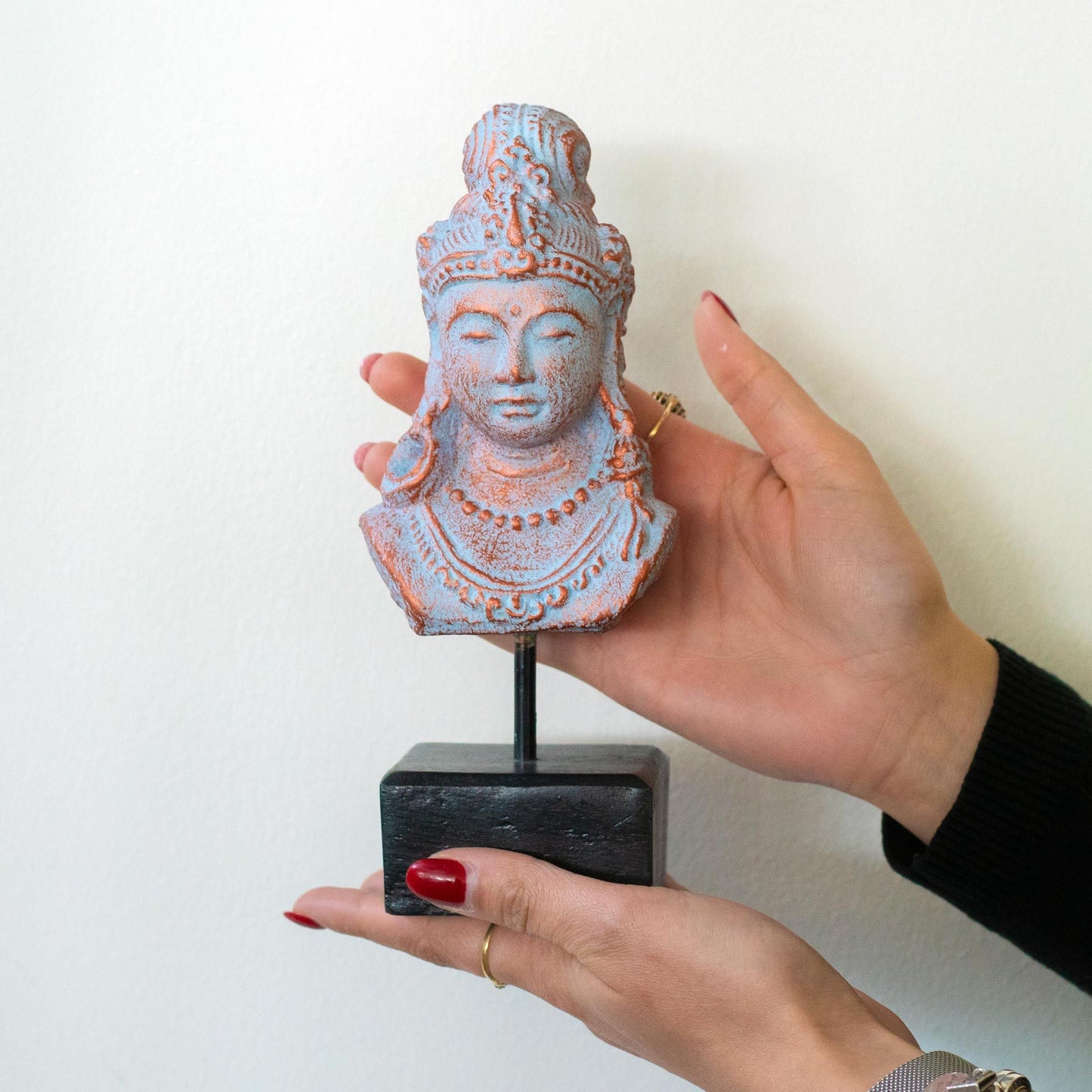 Glücksstatue Prinzessin Java - Handgefertigte Skulptur in Blau-Kupfer auf Holzbasis