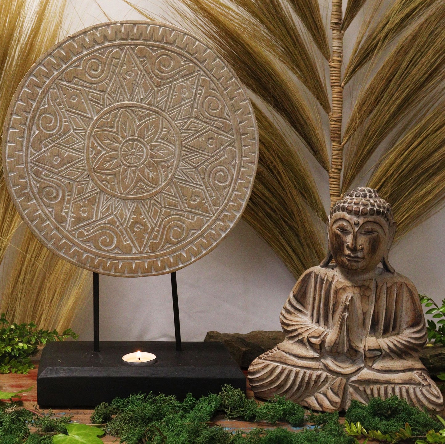 Buddha-Statue mit Mandala-Ständer – Feng Shui Set aus balinesischem Albasia-Holz