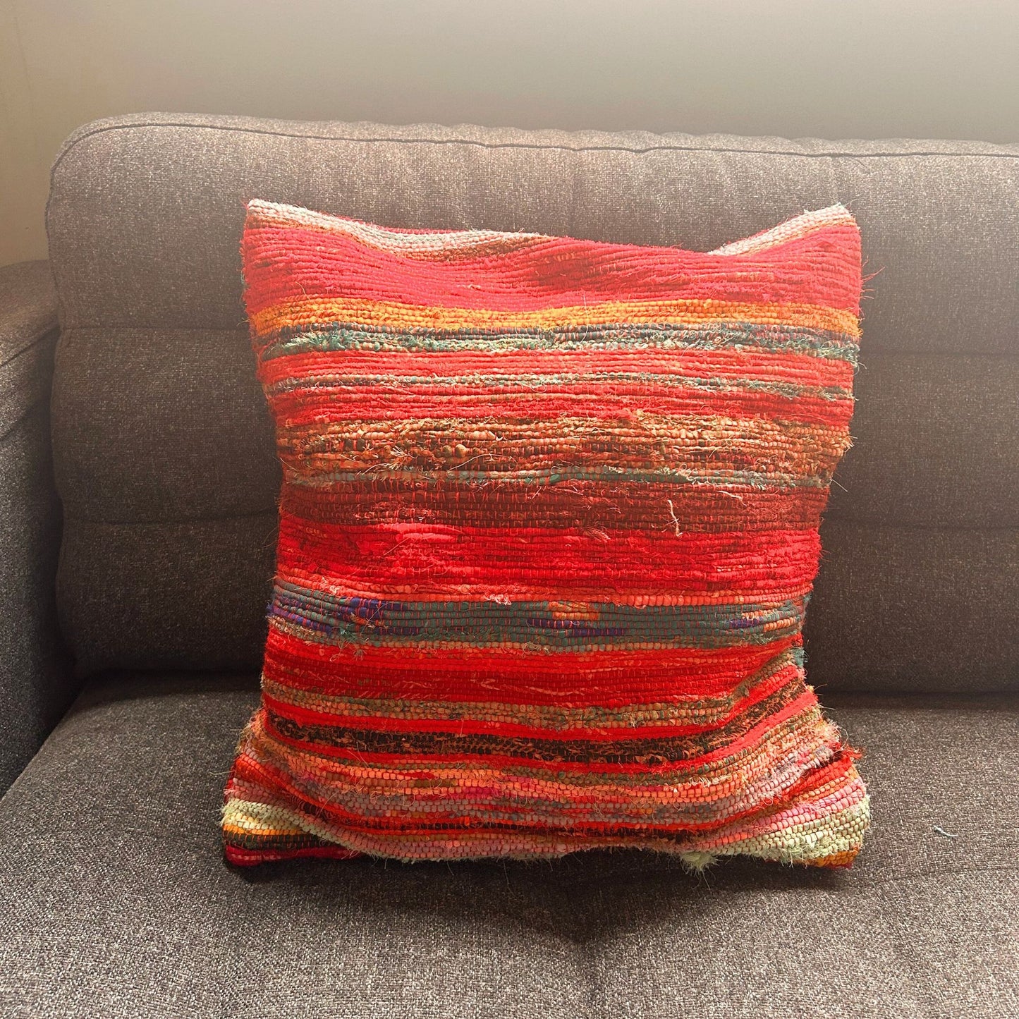 Kissenbezug 40x40 cm in warmen Rottönen – handgefertigt aus recycelter Baumwolle
