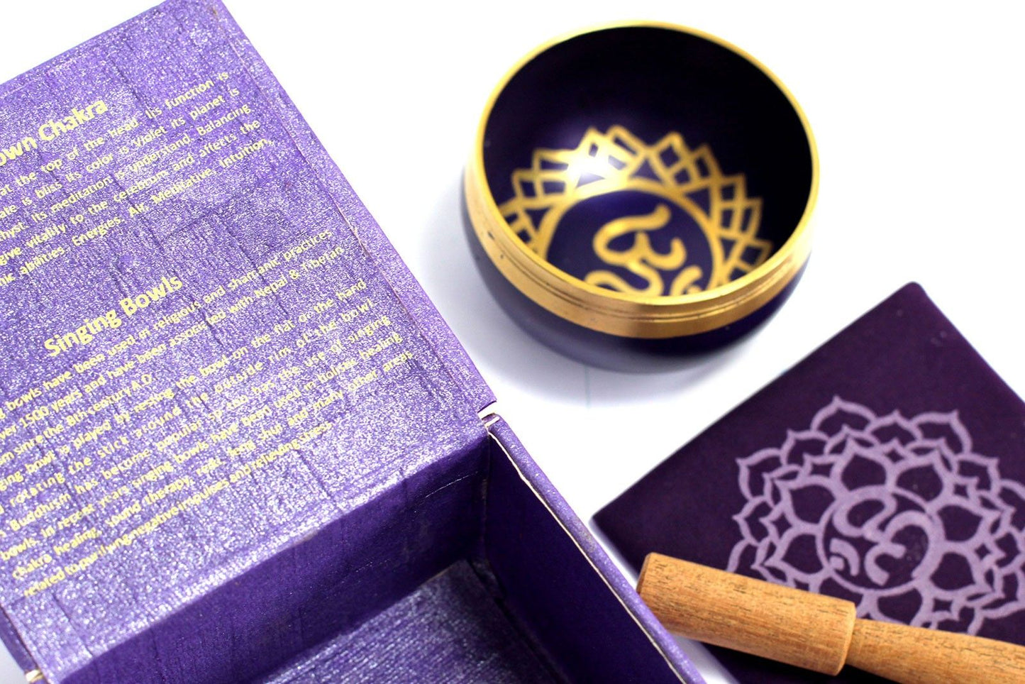 Klangschale für das Kronenchakra in Violett – Messing mit Holzschlägel