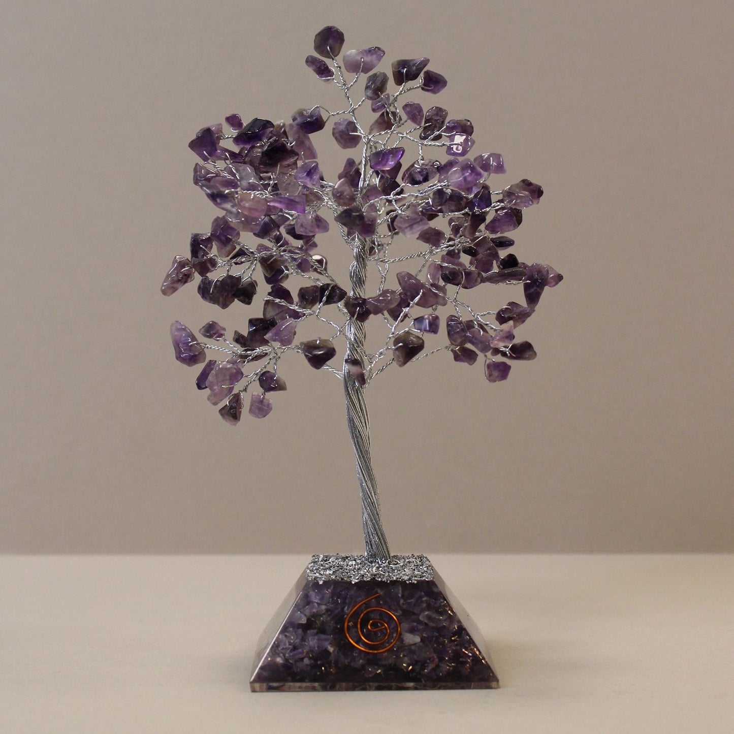 Kristallbaum aus Amethyst auf Orgonit-Pyramide – 160 Edelstein-Splitter