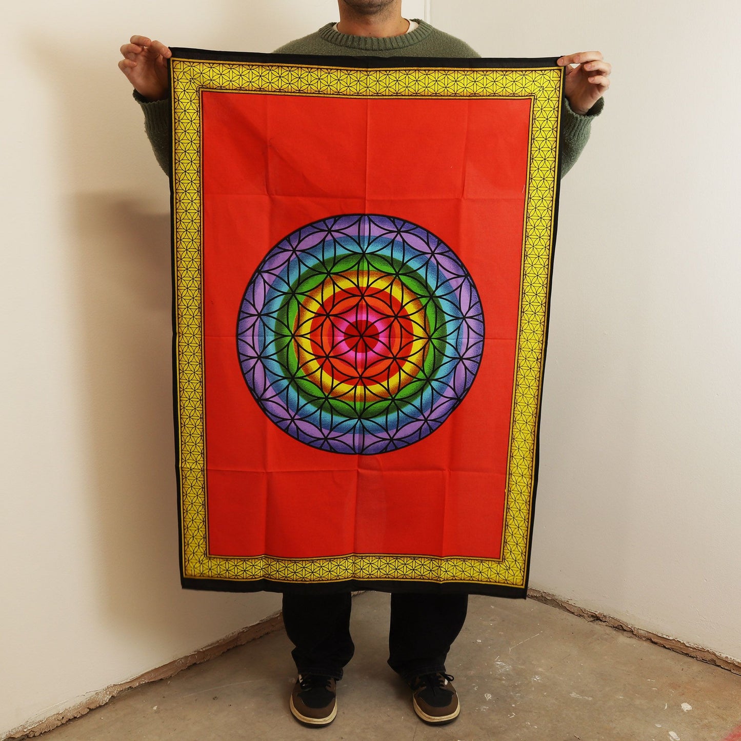 Wandbild 'Blume des Lebens' in Regenbogenfarben auf Rot (70x110 cm) - Baumwolle