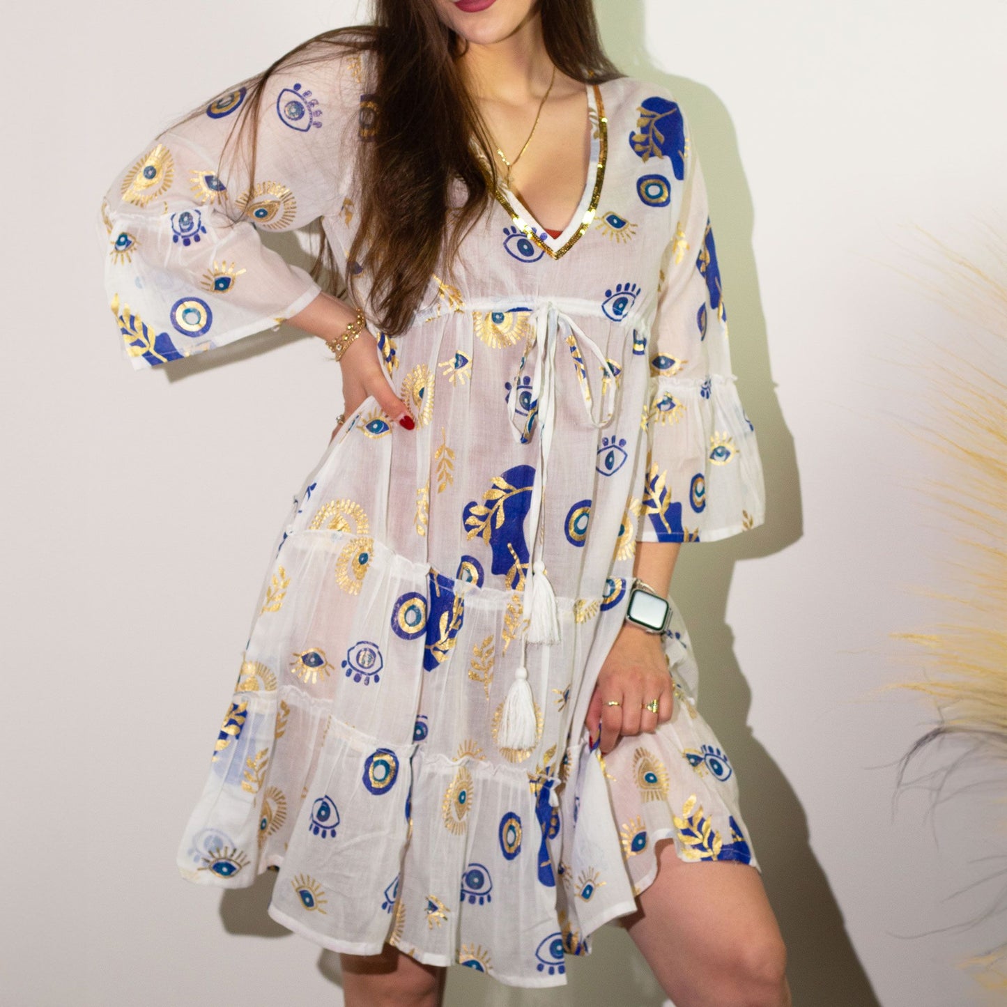 Kleid mit Schutzsymbol – Handbemaltes Unikat in Weiß, Blau und Gold