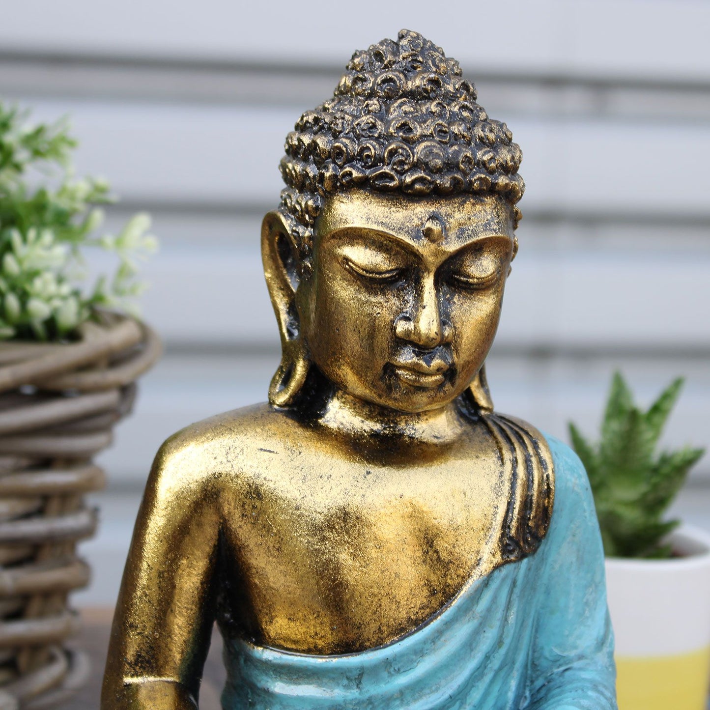 Handbemalte Buddha-Statue in Türkis & Gold - Symbol der inneren Ruhe