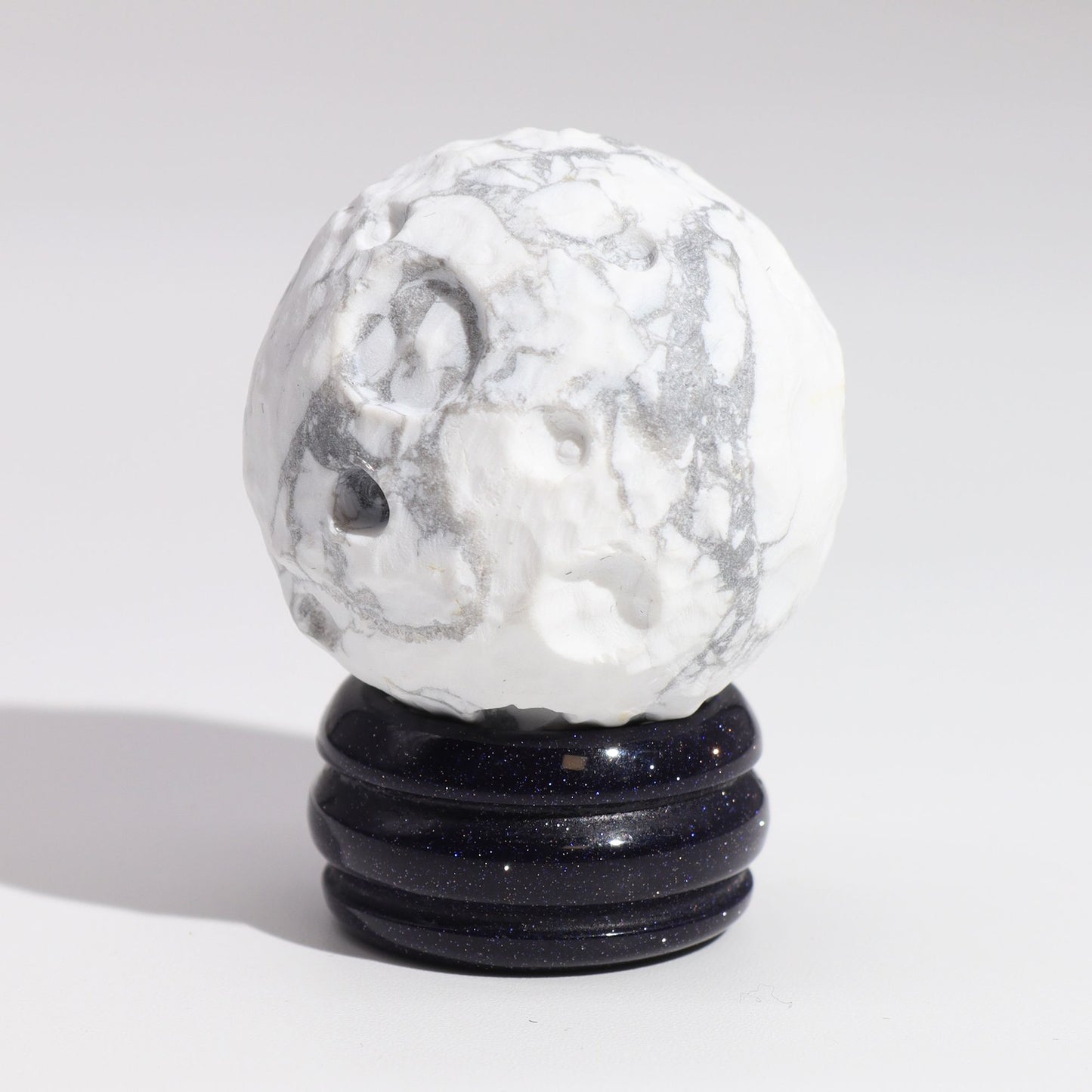 Mond-Planet aus weißem Howlit – Edelsteinkugel 40mm auf Sola-Goldstein-Sockel