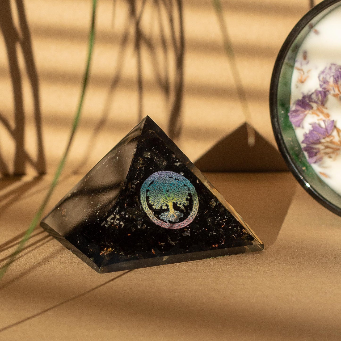 Orgonit-Pyramide 'Baum des Lebens' mit schwarzem Turmalin