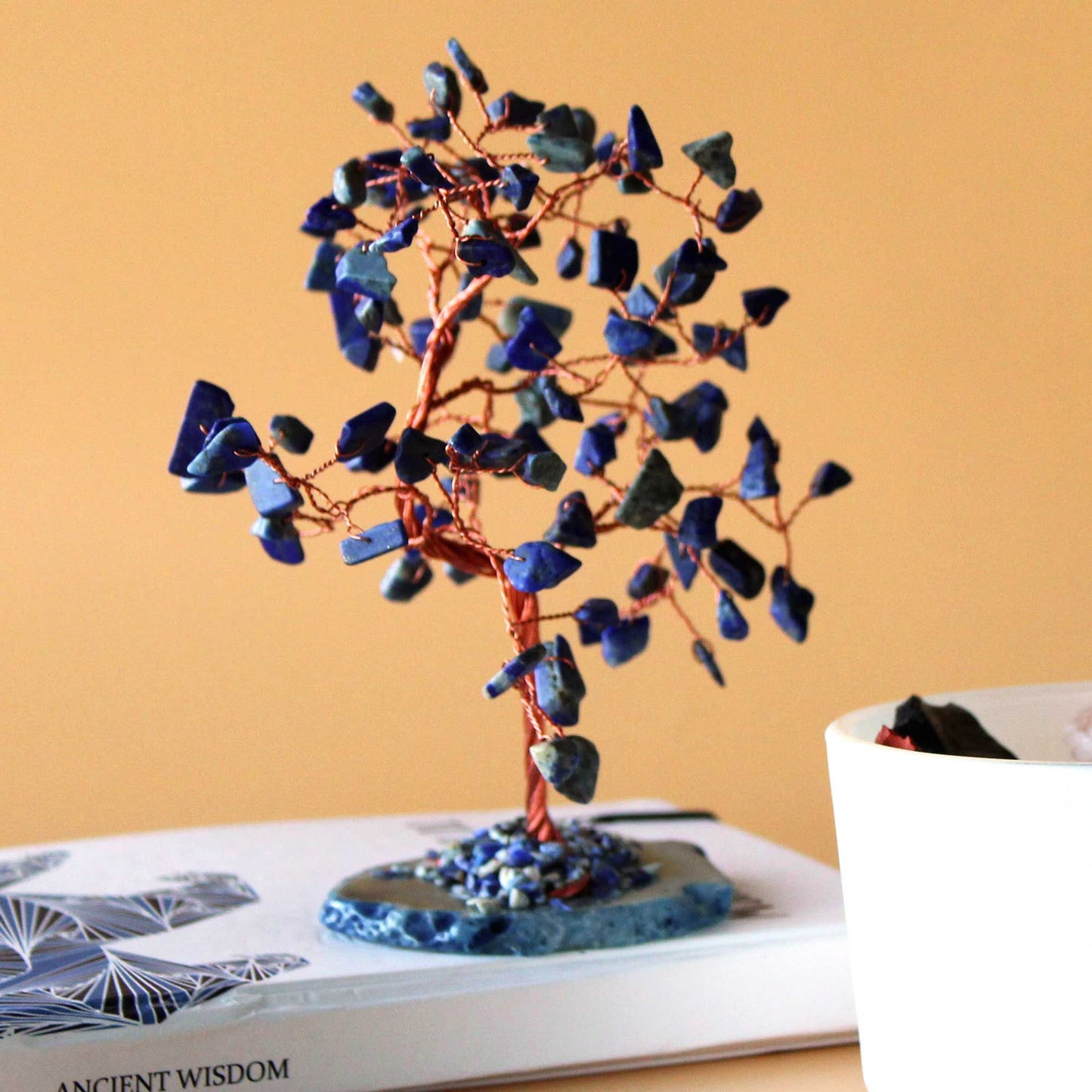 Handgefertigter Sodalith-Edelsteinbaum auf Blauem Achat (100 Steine)