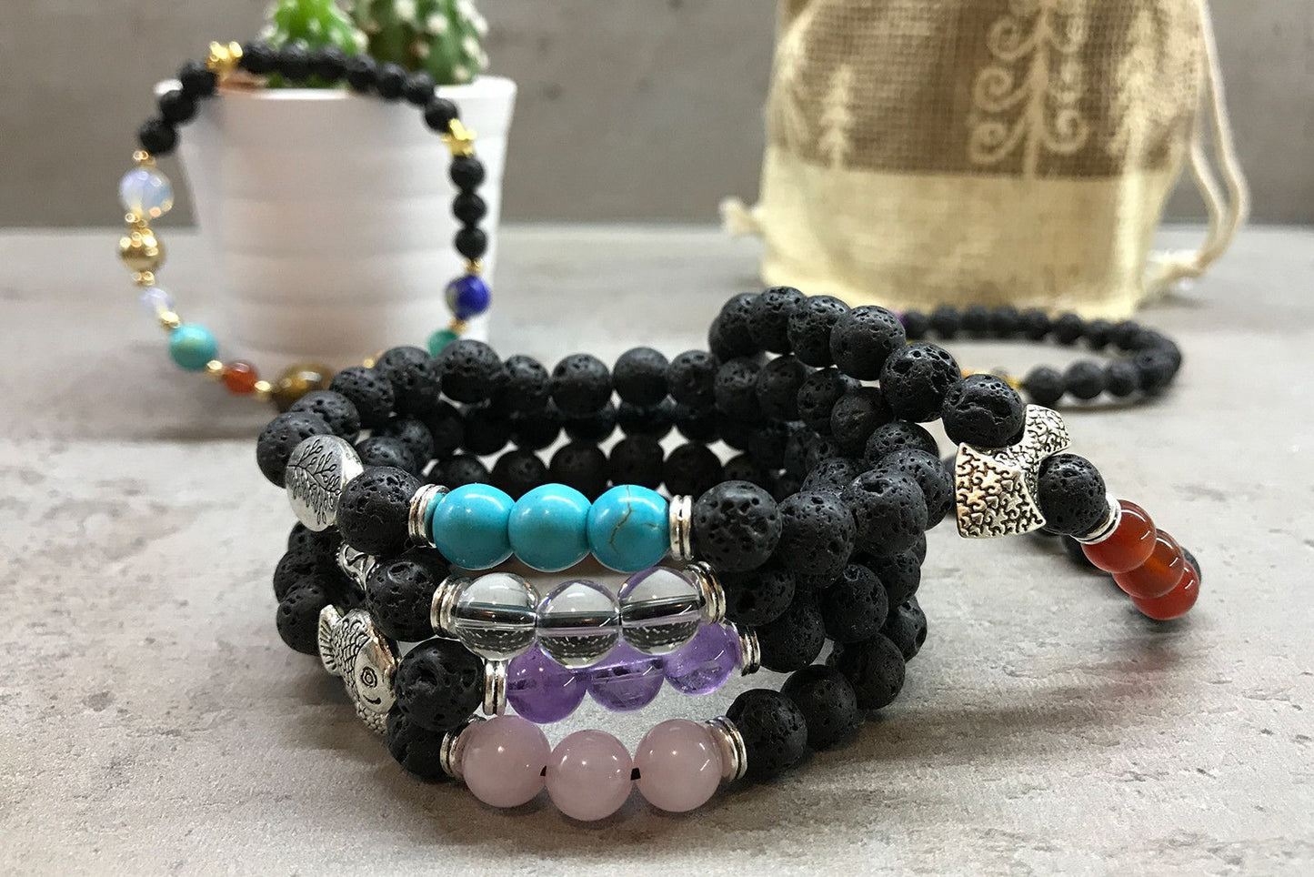 Elefanten-Chakra Armband aus Lavastein mit Edelstein-Akzent