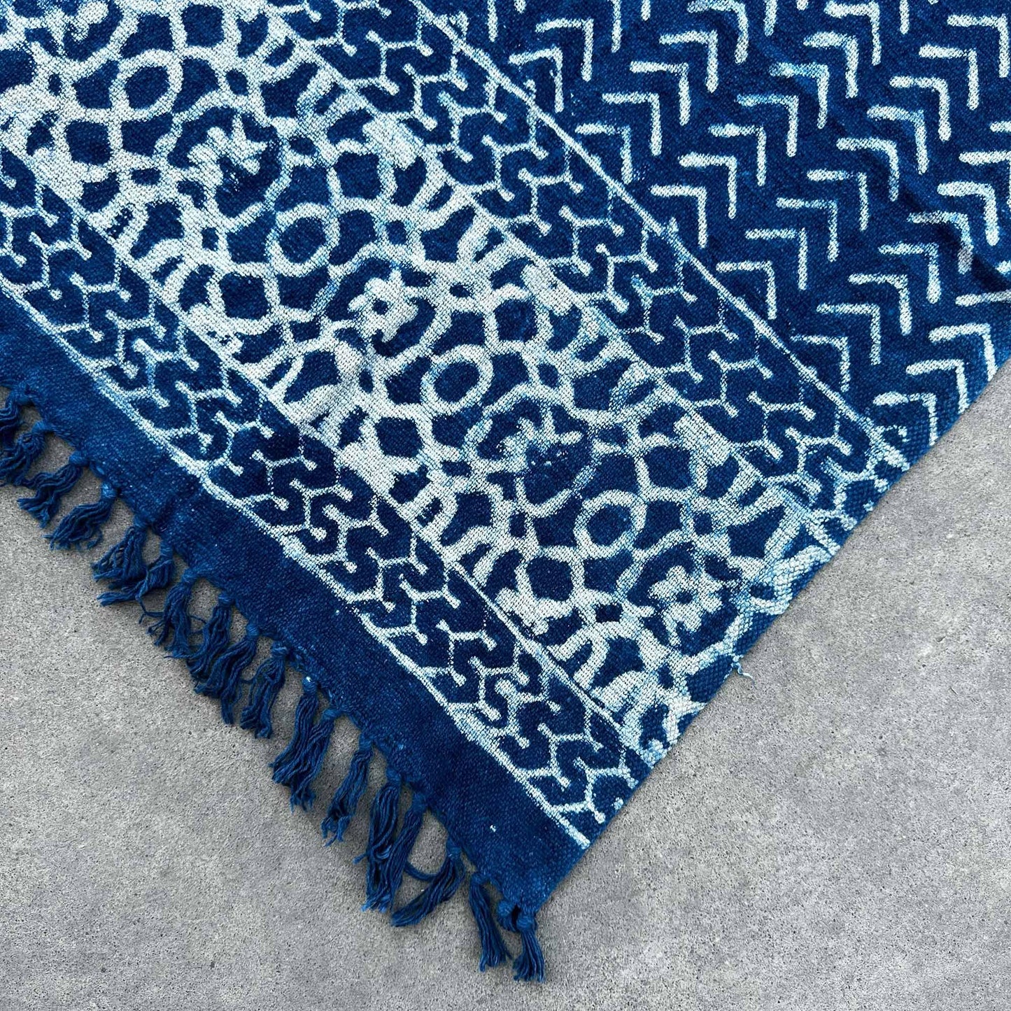 Indigo-Überwurf »Seedha-Pfeile« – Handgefertigte Decke in Tiefblau, 170x120 cm
