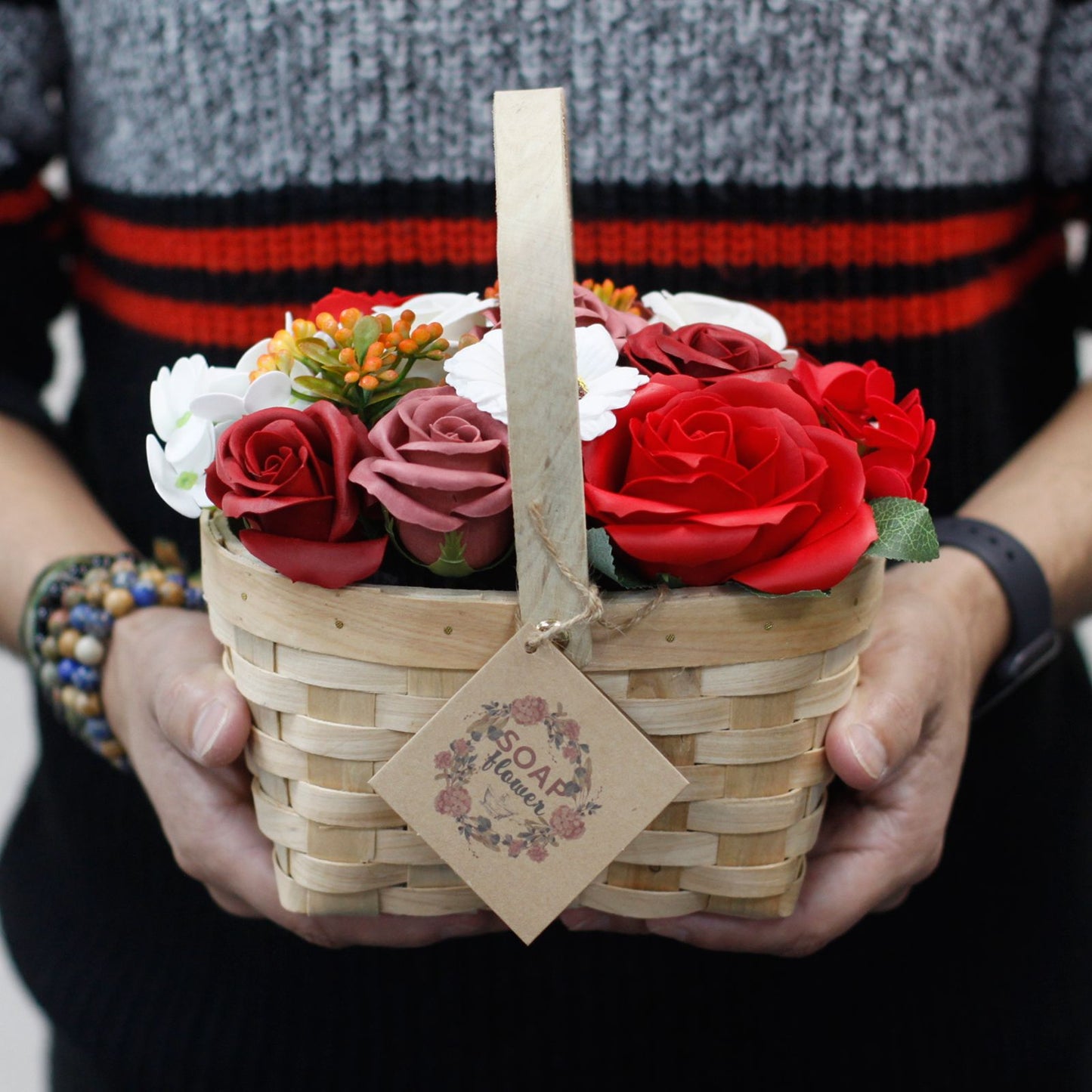 Seifenrosen-Bouquet 'Grand Rouge' im rustikalen Weidenkorb