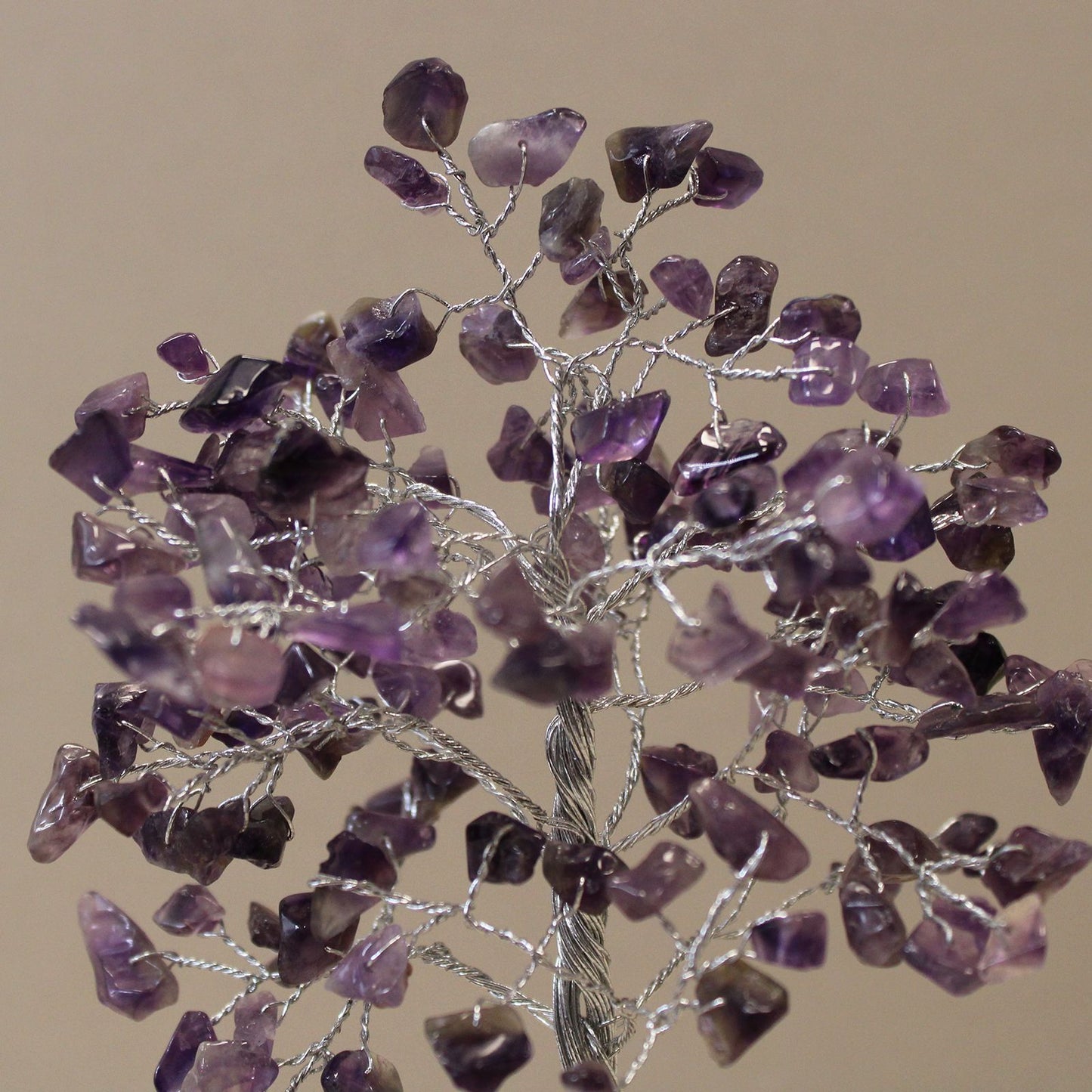Kristallbaum aus Amethyst auf Orgonit-Pyramide – 160 Edelstein-Splitter