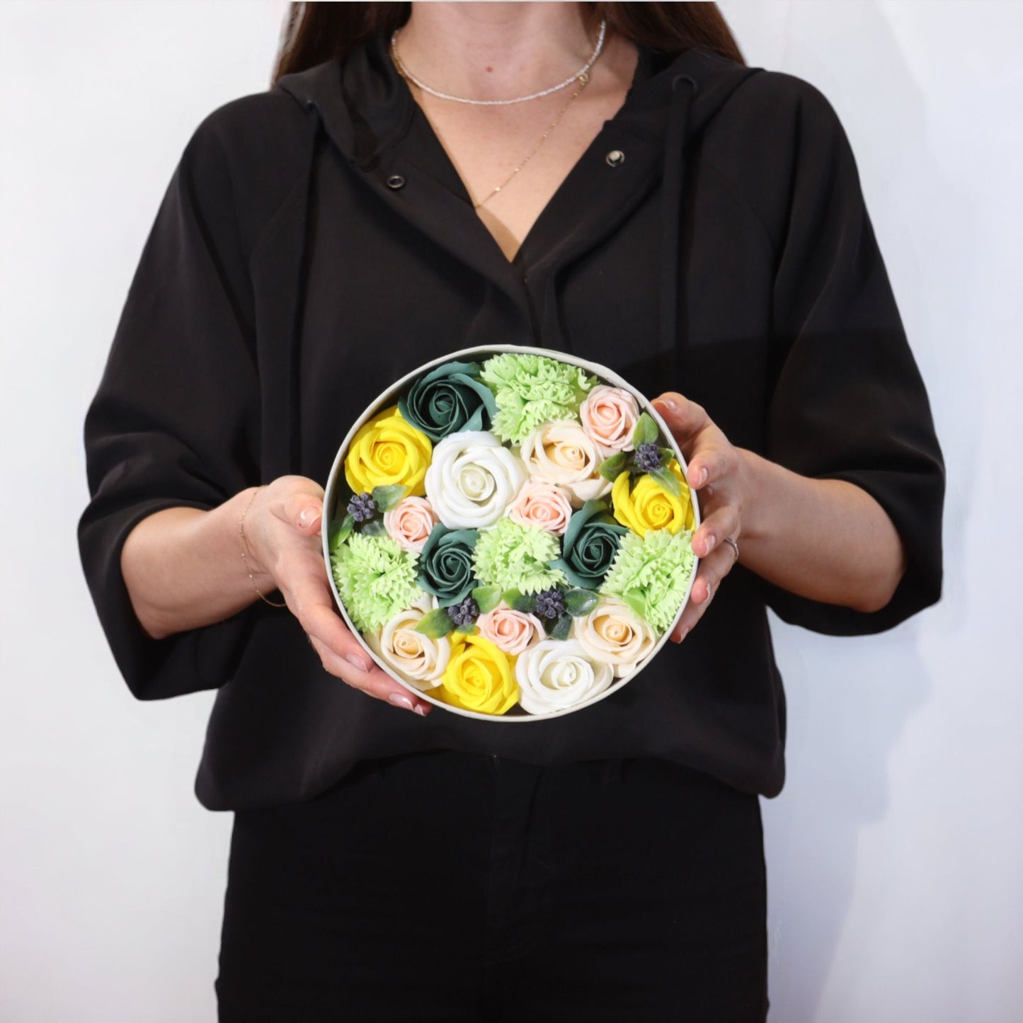 Frühlingshafte Seifenblumen-Geschenkbox in Gelb und Grün