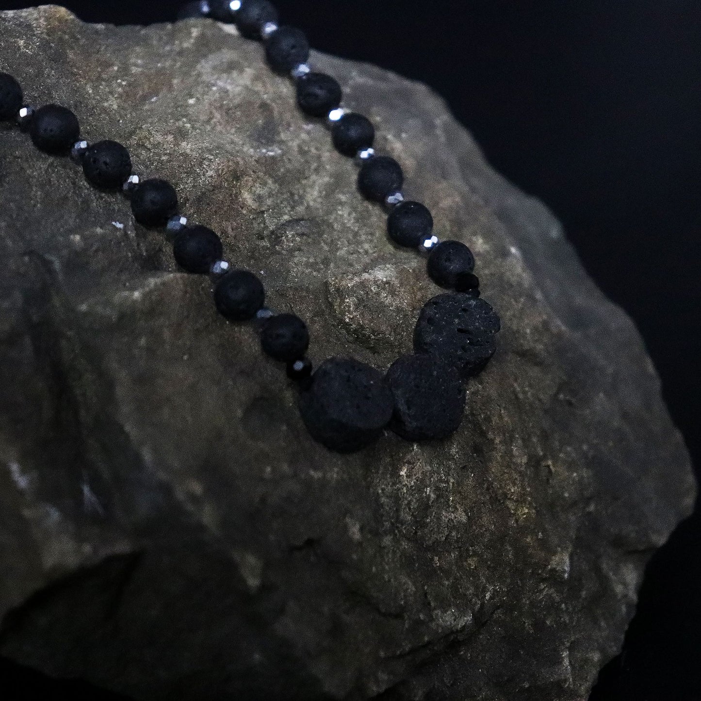 Halskette aus Lavastein - Einzigartiges Schmuckstück aus Bali