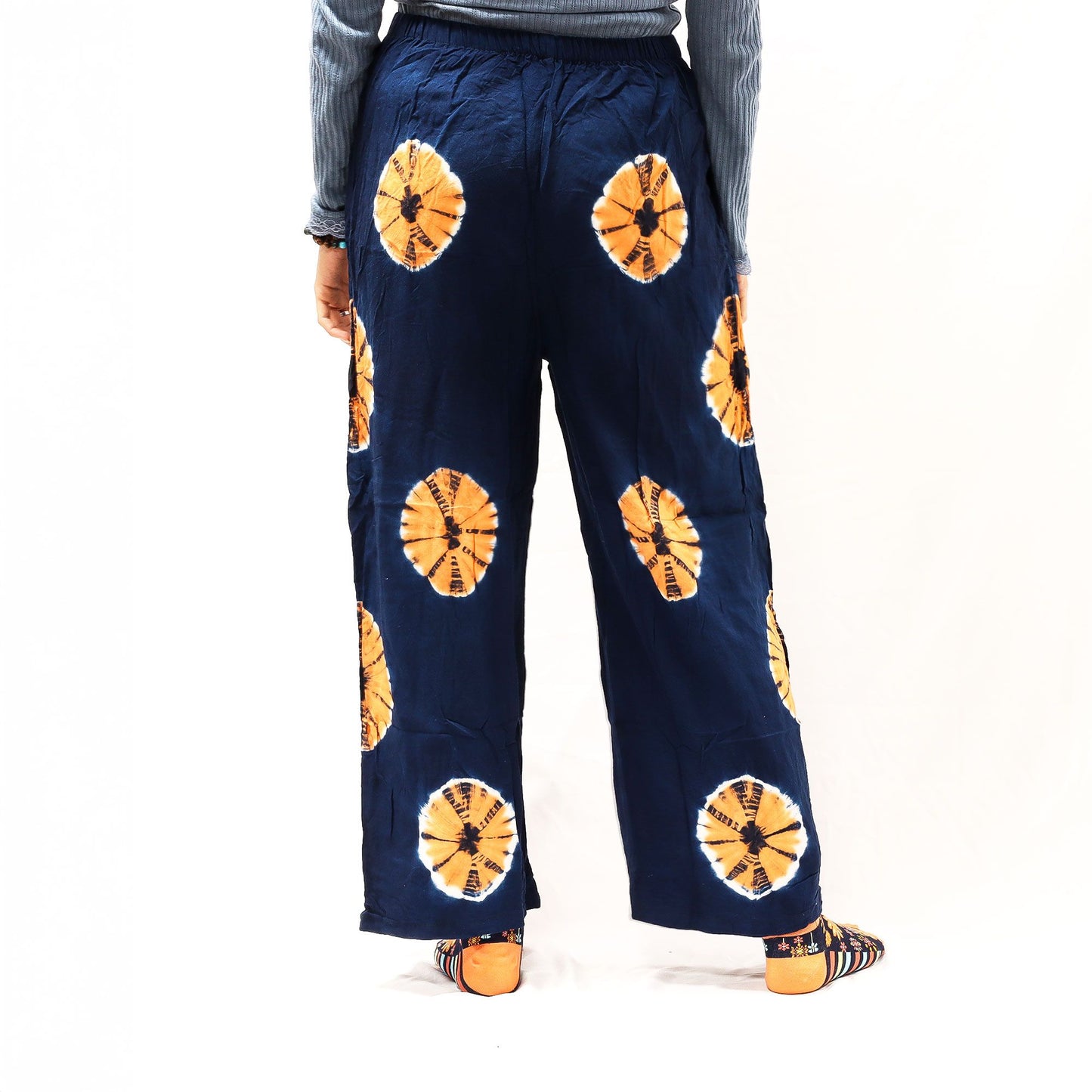 Handgefertigte Leinen-Loungehose mit Kugelfärbung - Indigo & Orange