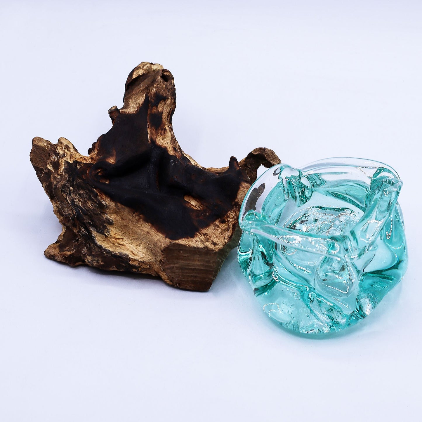 Skulpturaler Aschenbecher & Kerzenhalter aus geschmolzenem Glas auf Massivholz