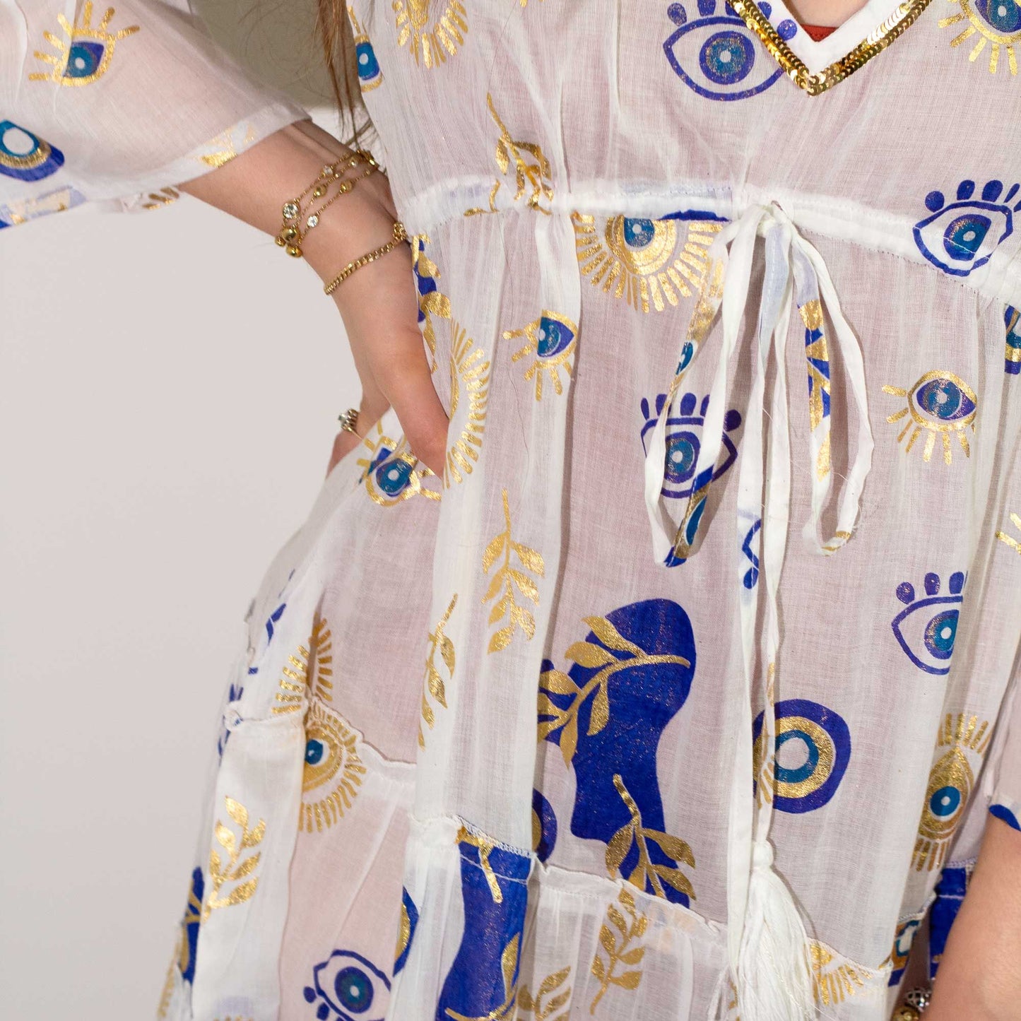 Mediterranes Unikat – Handbemaltes Baumwollkleid mit Schutzsymbol in Weiß, Blau & Gold