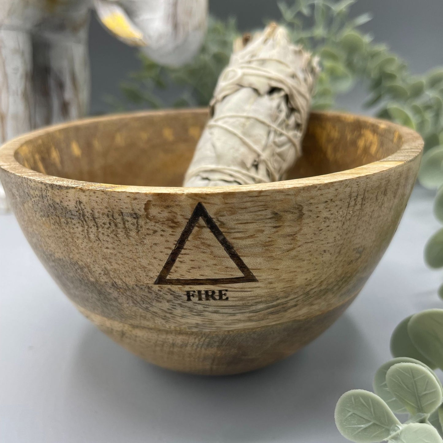 Ritualschale Vier Elemente aus Mangoholz – Handgeschnitzt für Meditation & Räucherrituale