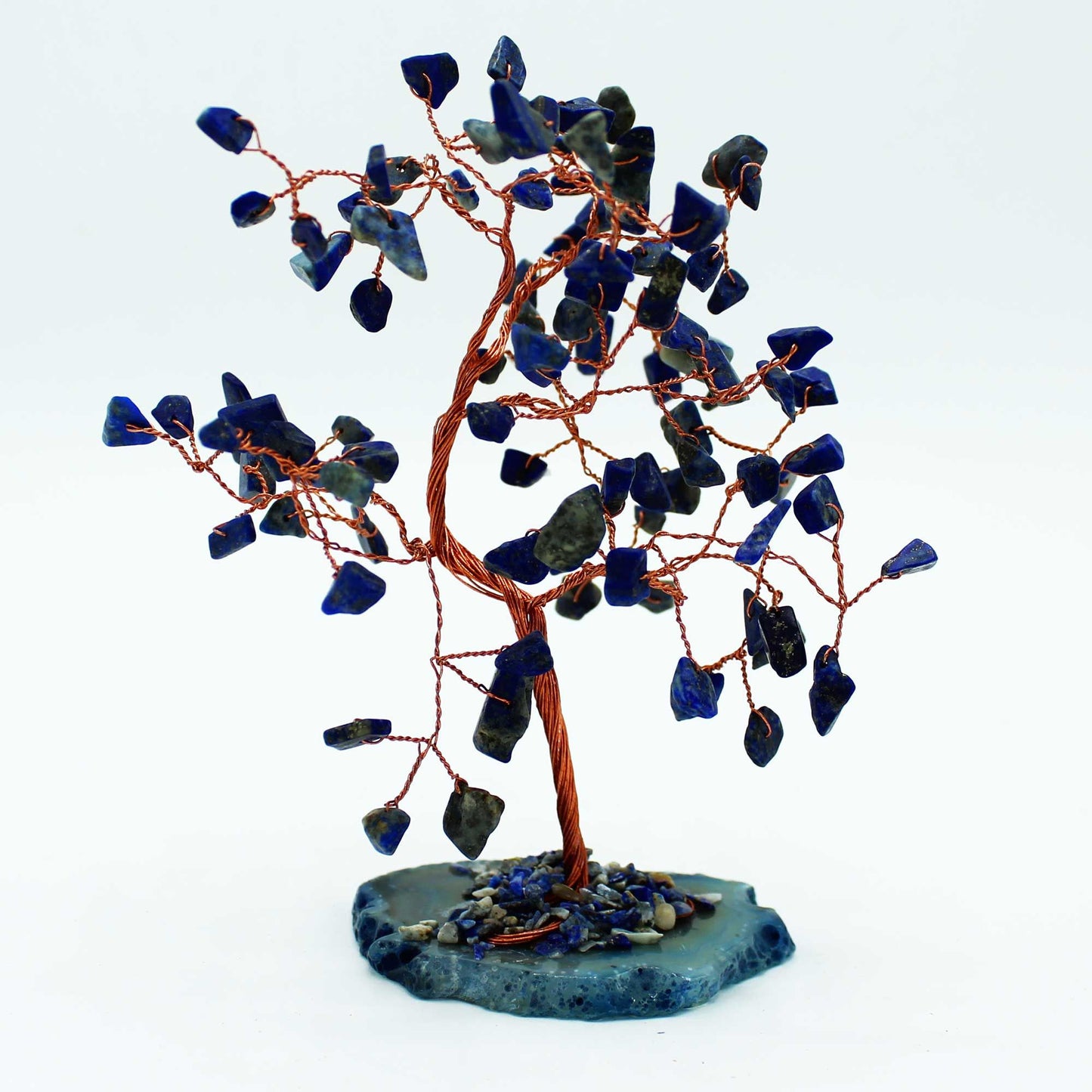 Handgefertigter Sodalith-Edelsteinbaum auf Blauem Achat (100 Steine)