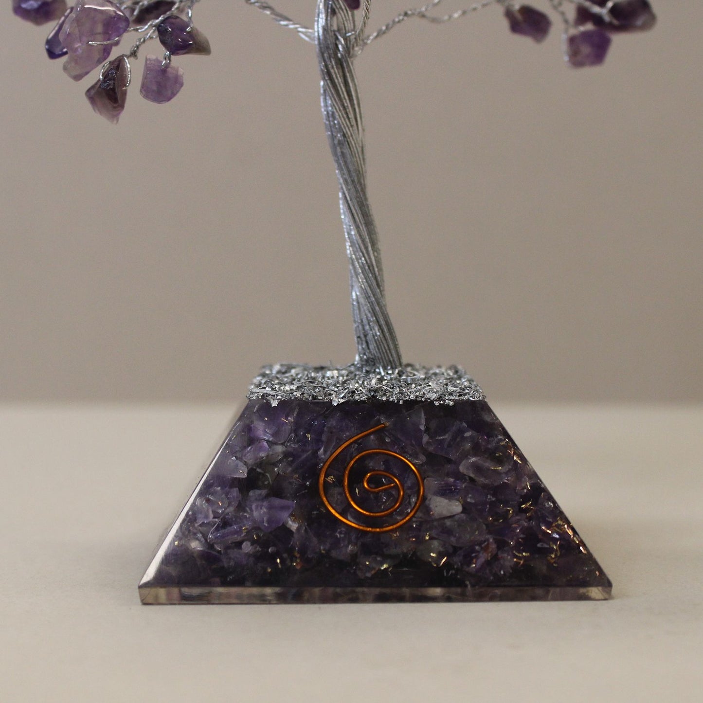 Kristallbaum aus Amethyst auf Orgonit-Pyramide – 160 Edelstein-Splitter