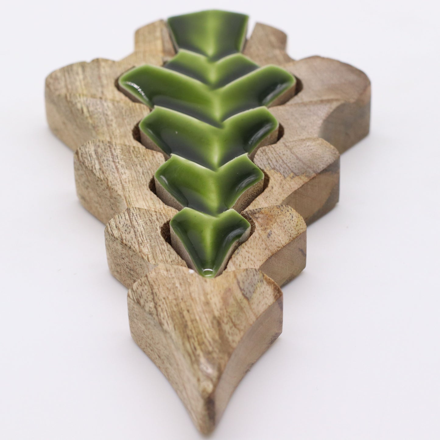 Wandschmuck 'Waldzauber' - Handgefertigter Mangoholz-Baum mit grüner Emaille