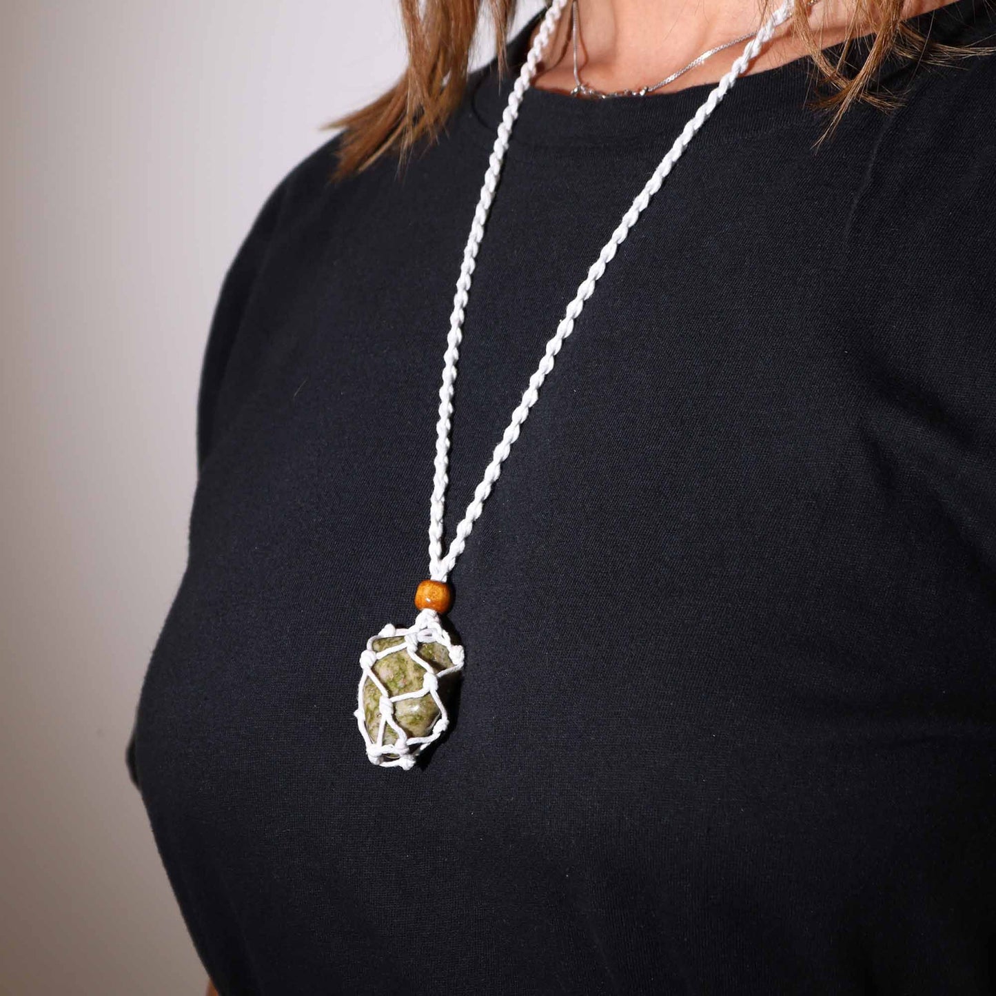 Makramee-Halsband in Weiß – Verstellbarer Schmuckträger für Kristalle mit Holzperle