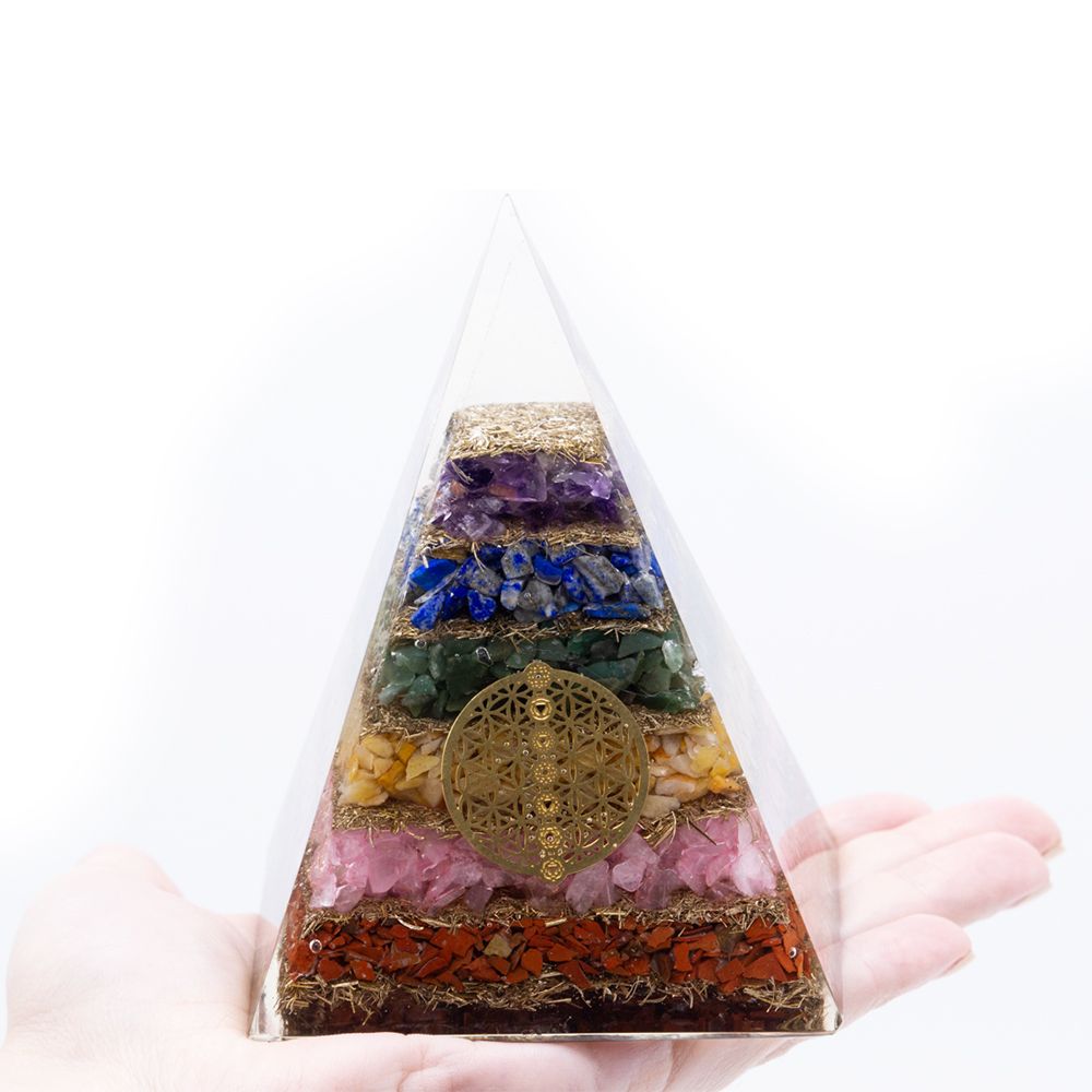 Orgonit-Pyramide mit 7 Chakra-Edelsteinen und Lebensblume - 7 cm