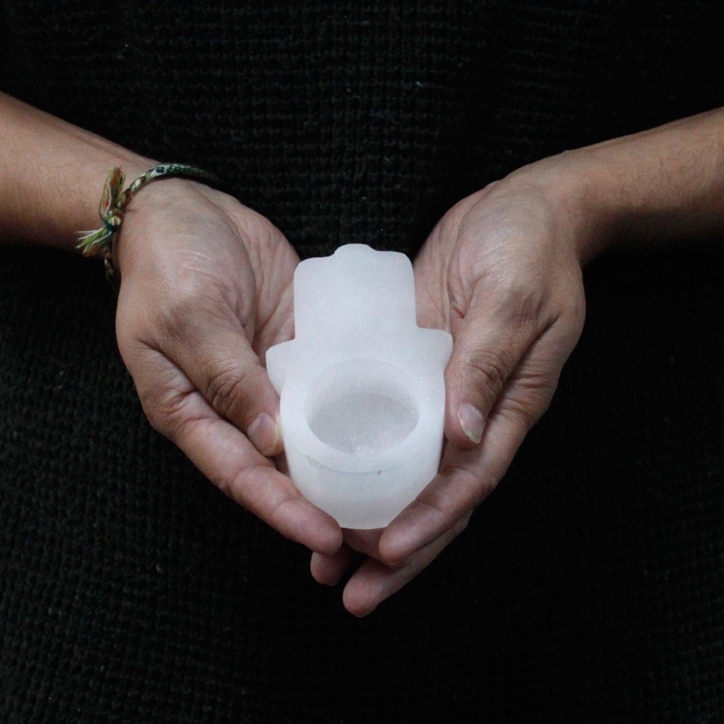 Selenit Kerzenhalter 'Hamsa' – Sanftes Lichtspiel aus Naturstein
