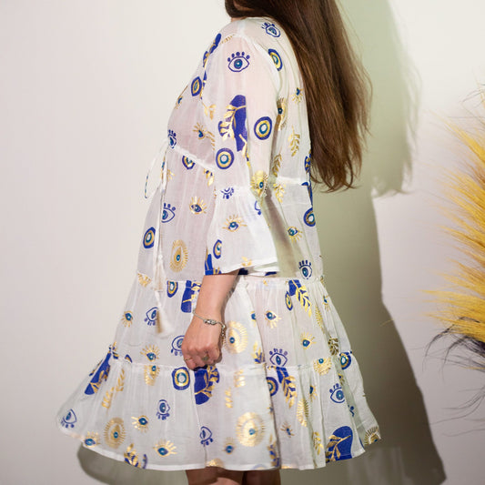 Mediterranes Unikat – Handbemaltes Baumwollkleid mit Schutzsymbol in Weiß, Blau & Gold