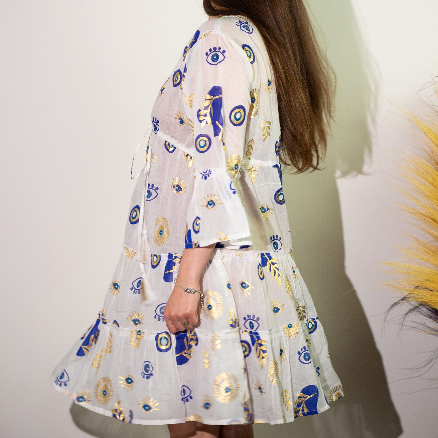 Kleid mit Schutzsymbol – Handbemaltes Unikat in Weiß, Blau und Gold