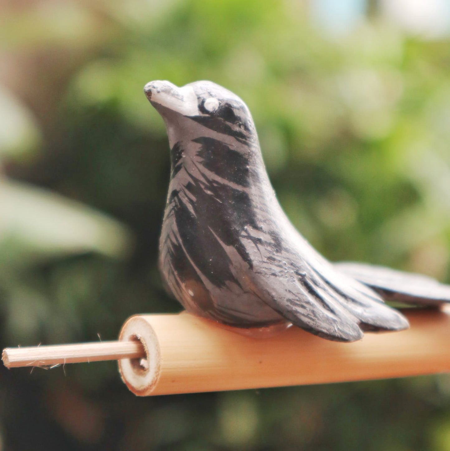Set mit 4 handbemalten Vogelpfeifen aus Bambus - Natürlicher Vogelgesang