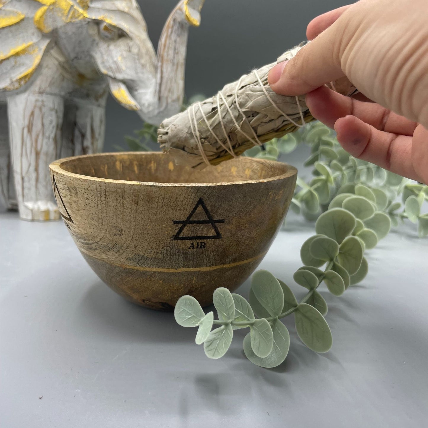 Ritualschale Vier Elemente aus Mangoholz – Handgeschnitzt für Meditation & Räucherrituale