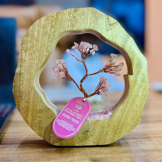Handgefertigter Energiebaum aus Rosenquarz – 60 Chips in Mangoholz-Ring