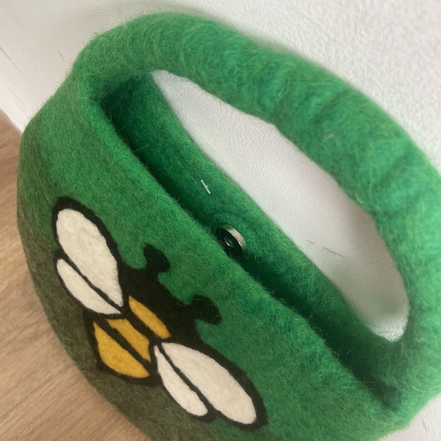 Filztasche 'Garden Greens' mit Bienenmotiv und Magnetverschluss