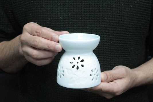 Keramik-Duftlampe 'Blütenteich' – Weiß mit floralem Motiv