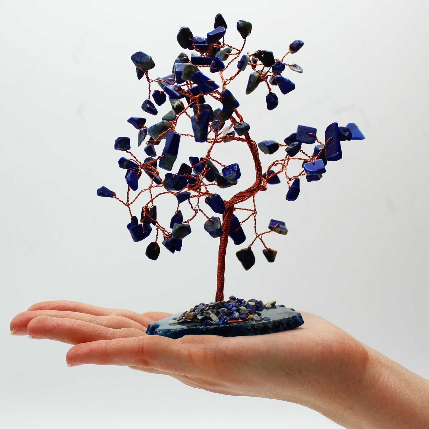 Handgefertigter Sodalith-Edelsteinbaum auf Blauem Achat (100 Steine)