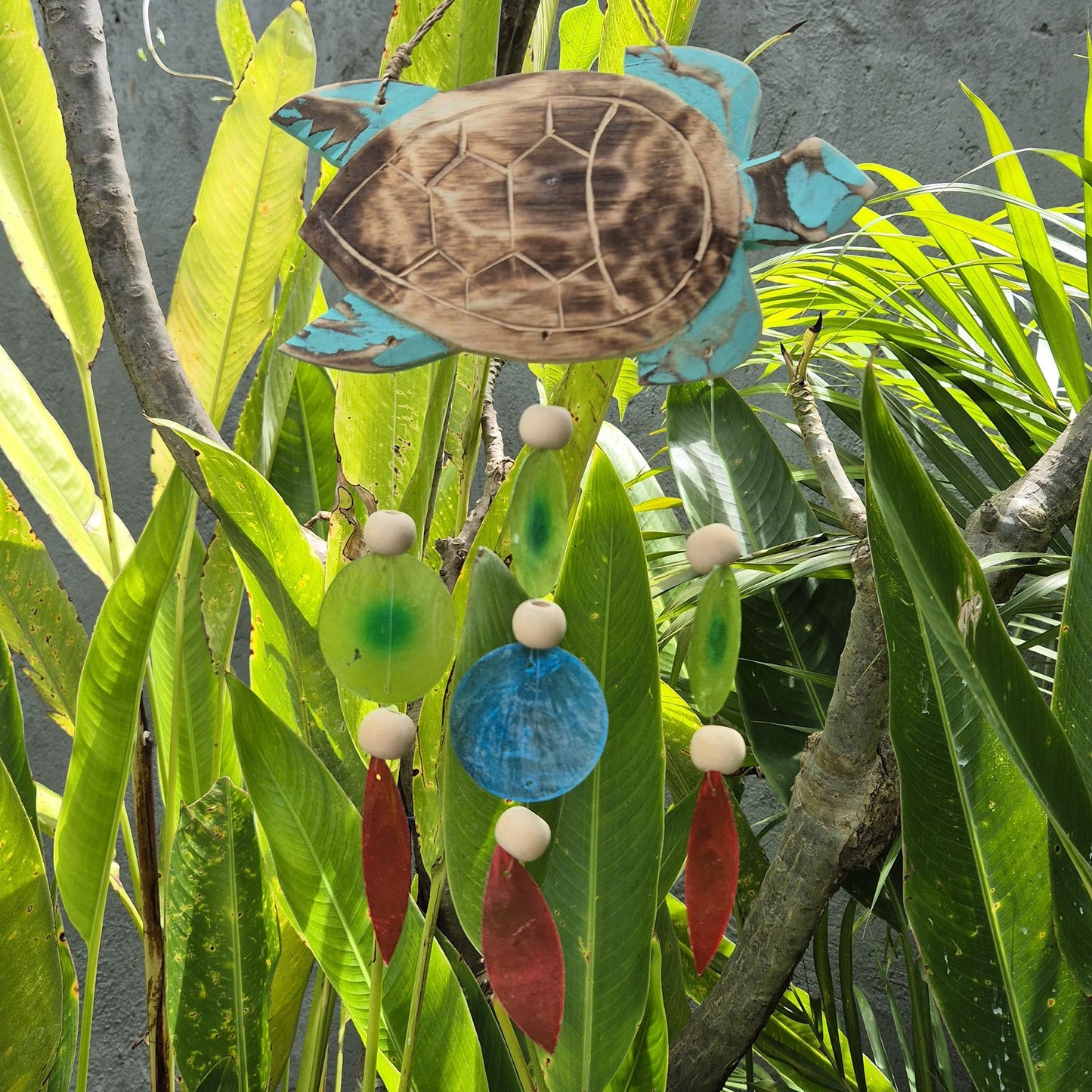 Handgefertigtes Windspiel 'Aqua-Schildkröte' aus Treibholz & Capiz-Muscheln