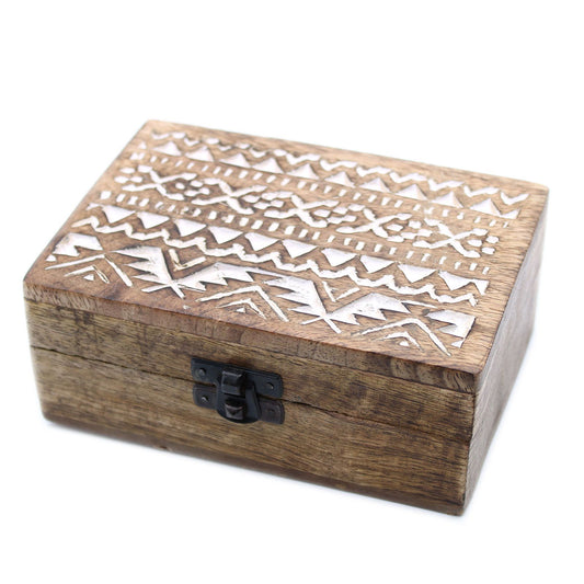 Mangoholz-Box im slawischen Design mit weißer Patina