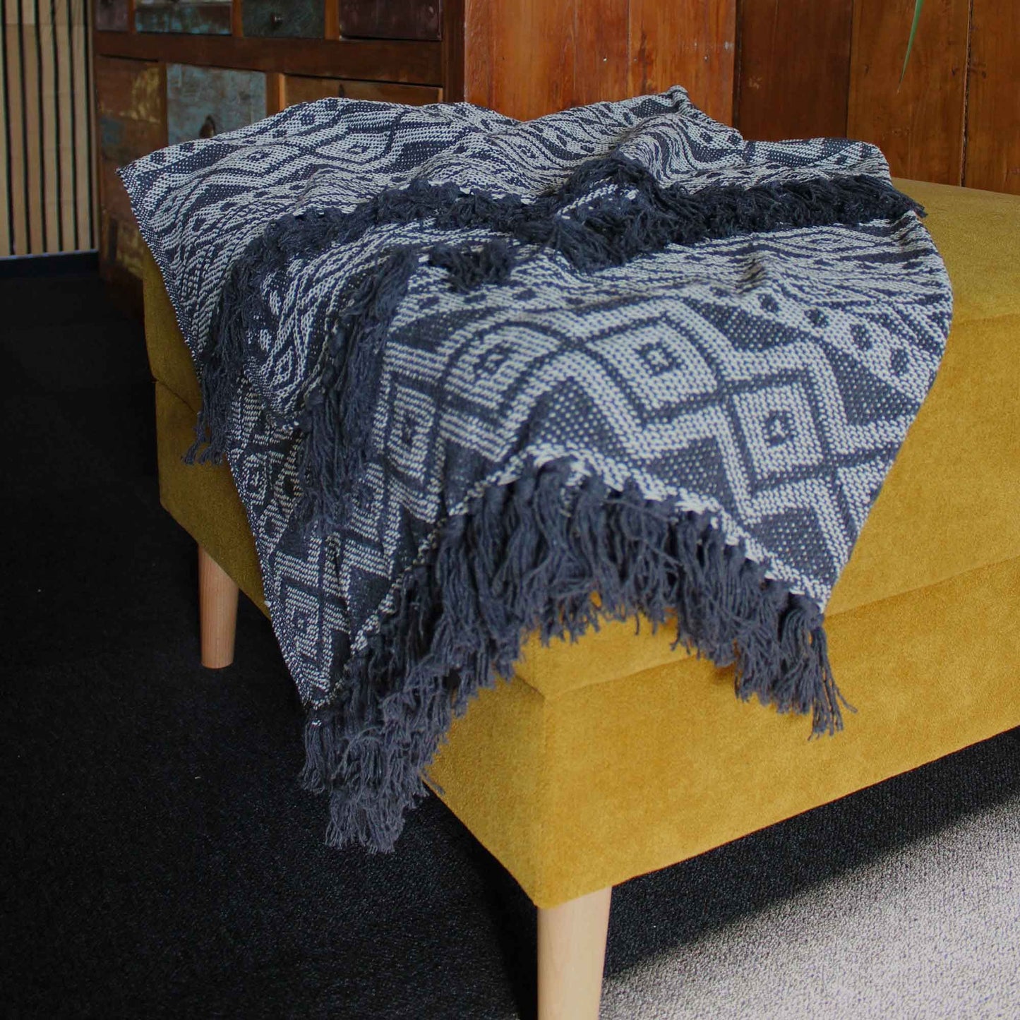 Graue Wohndecke mit geometrischem Muster – 125 x 150 cm aus Baumwolle