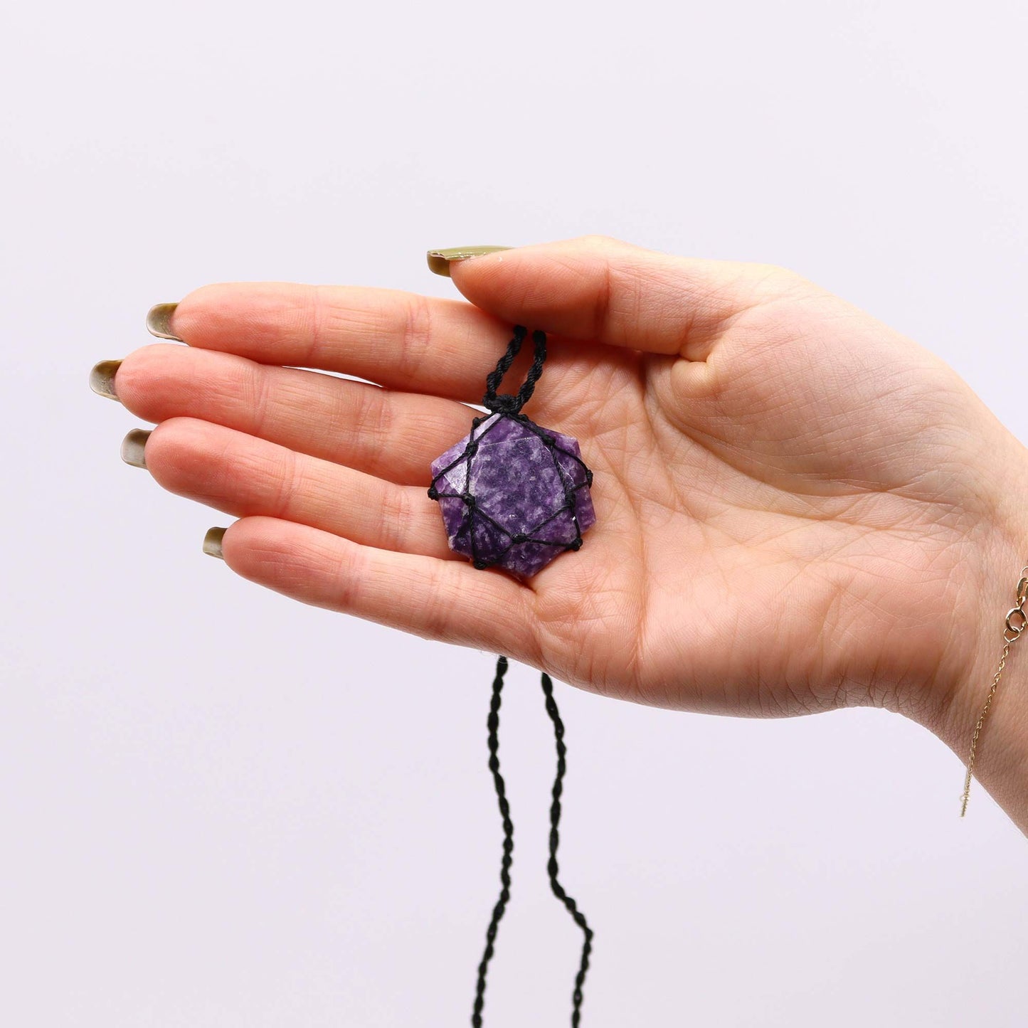 Lepidolith Anhänger in Hexagon-Form – Handgeknüpft mit Lavendel-Spitze