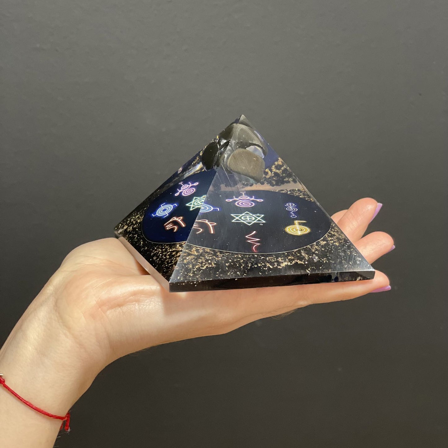 Orgonit Pyramide 'Midnight Reiki' 9 cm - Handgefertigtes Energieobjekt aus Kristallharz