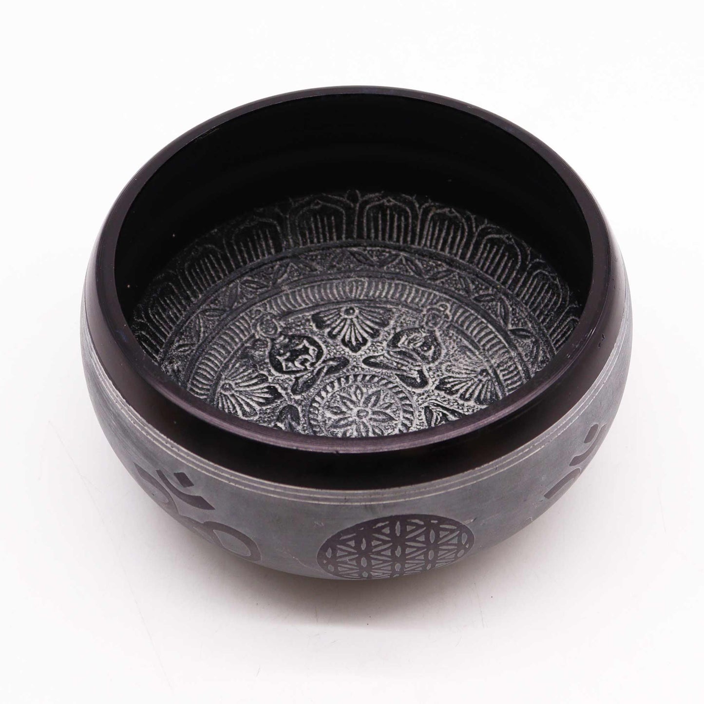 Klangschale Om & Fünf Buddha 16 cm - Handgefertigt aus Aluminium mit Erdpulver-Finish