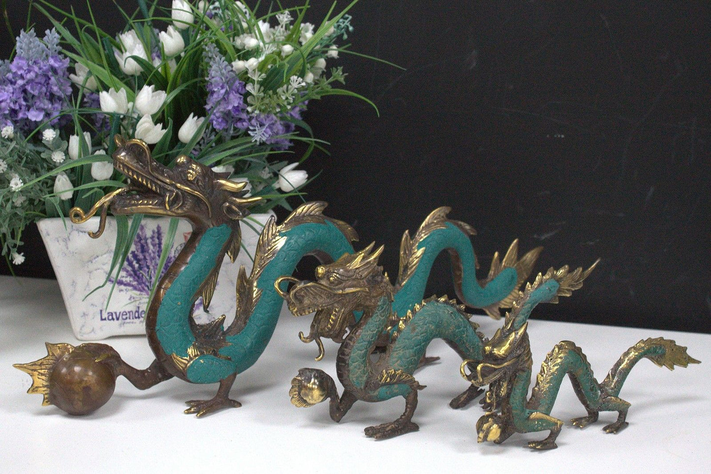 Handgefertigter Fengshui-Drache mit Glückskugel aus Messing - 27 cm