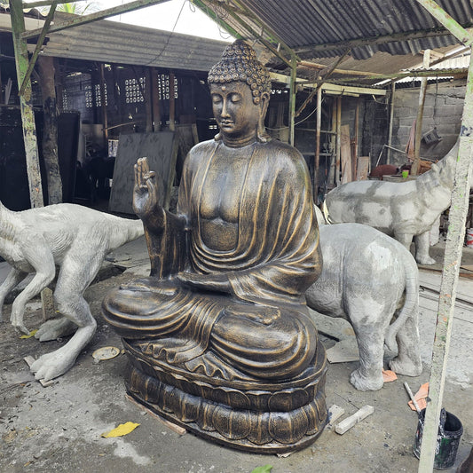 Monumentale Buddha-Statue in Antikgold auf Lotosblüte – Handgefertigt aus Faserzement