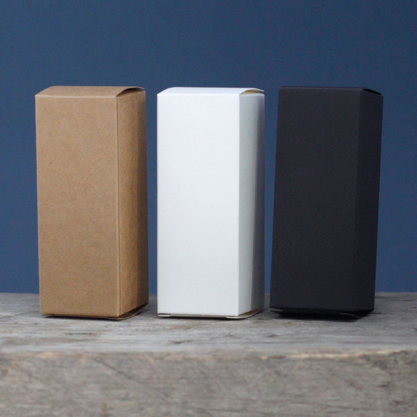 Weiße Geschenkbox aus Kraftpapier für 50ml Amberflaschen