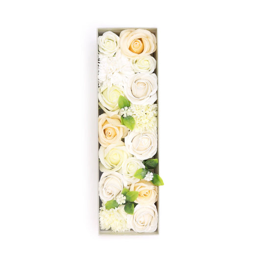 Längliche Geschenkbox 'Hochzeitssegen' mit Seifenblumen in Weiß & Elfenbein