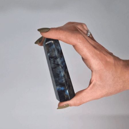 Handpoliertes Madagaskar Labradorit Point – Natürlicher Energiestein in Blau & Grün