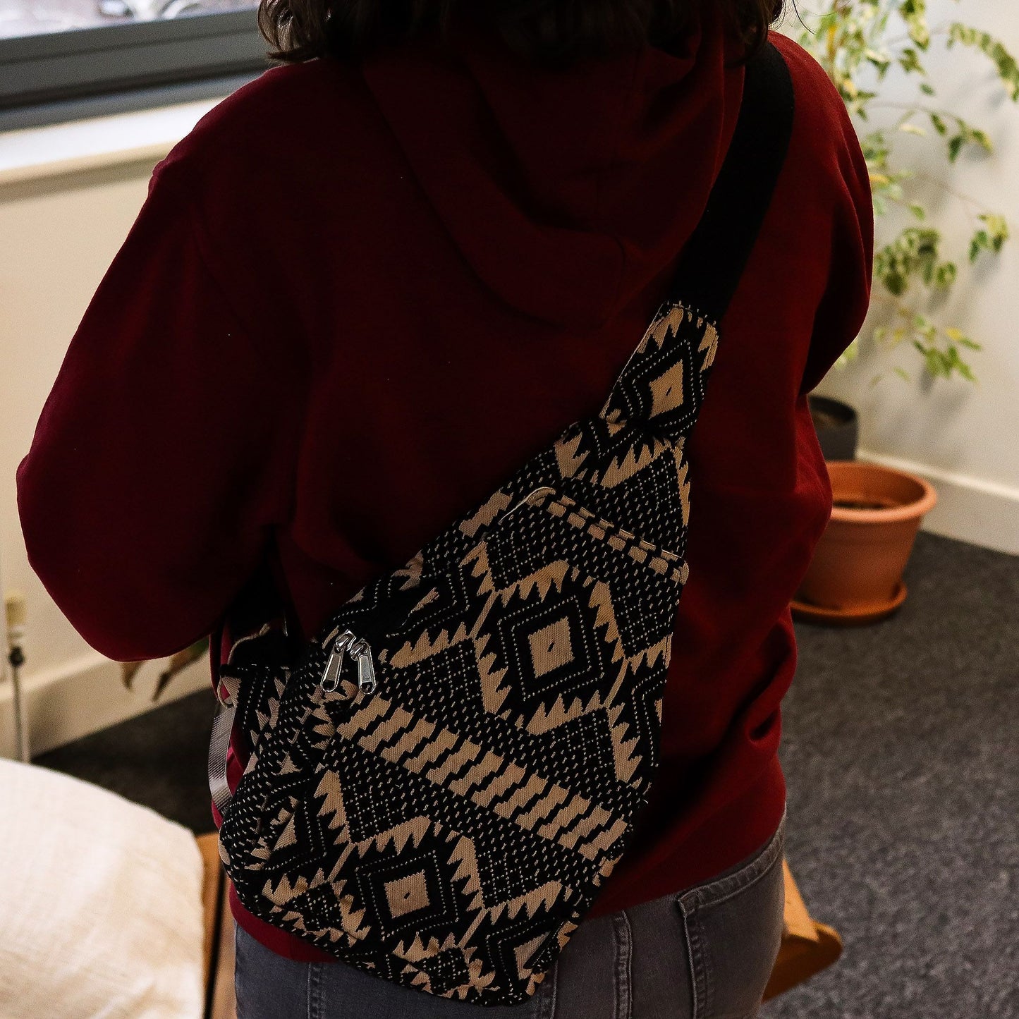 Geometrische Jacquard Umhängetasche in warmen Erdtönen