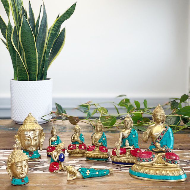 Buddha-Statue 'Hands Down' aus Messing - 11,5 cm mit Howlit-Einlagen